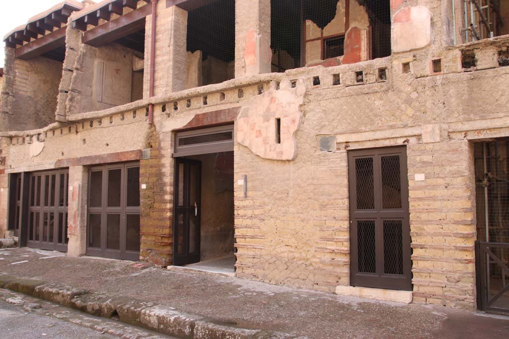 V.15 Herculaneum, October 2020. Looking towards open doorway on south side of Decumanus Maximus. Photo courtesy of Klaus Heese.