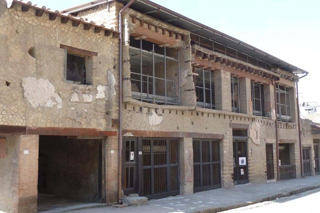 Insula V, Herculaneum. 22 Sept. 2014. Looking S-W from the Decumanus to Insula V, doorways V.19 to V.12.
Photo courtesy of Larry Turner.
