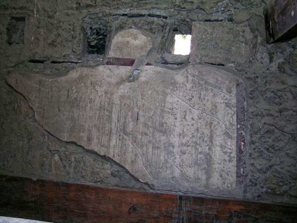 V.17, Herculaneum. May 2004. Detail of plaster from upper north wall of shop-room, above doorway. Photo courtesy of Nicolas Monteix.
