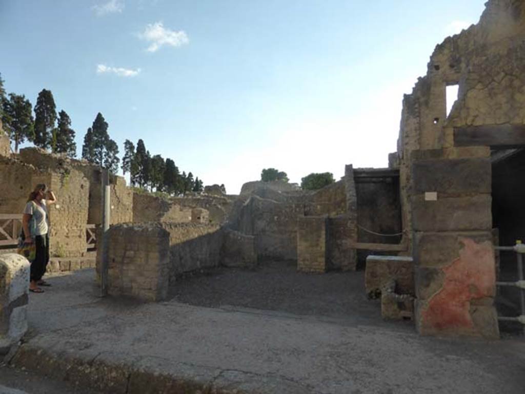 Ins. V 21, Herculaneum, September 2015. Looking south to entrance doorway.