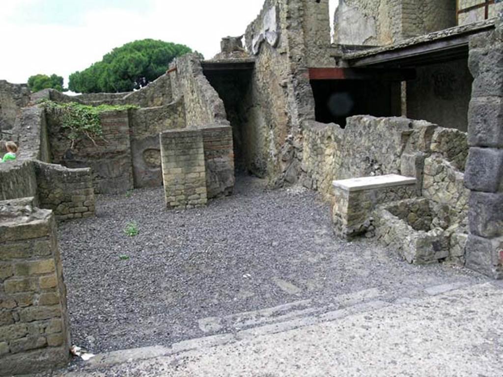 V.21, Herculaneum. June 2006. Looking south from entrance doorway. Photo courtesy of Nicolas Monteix.
