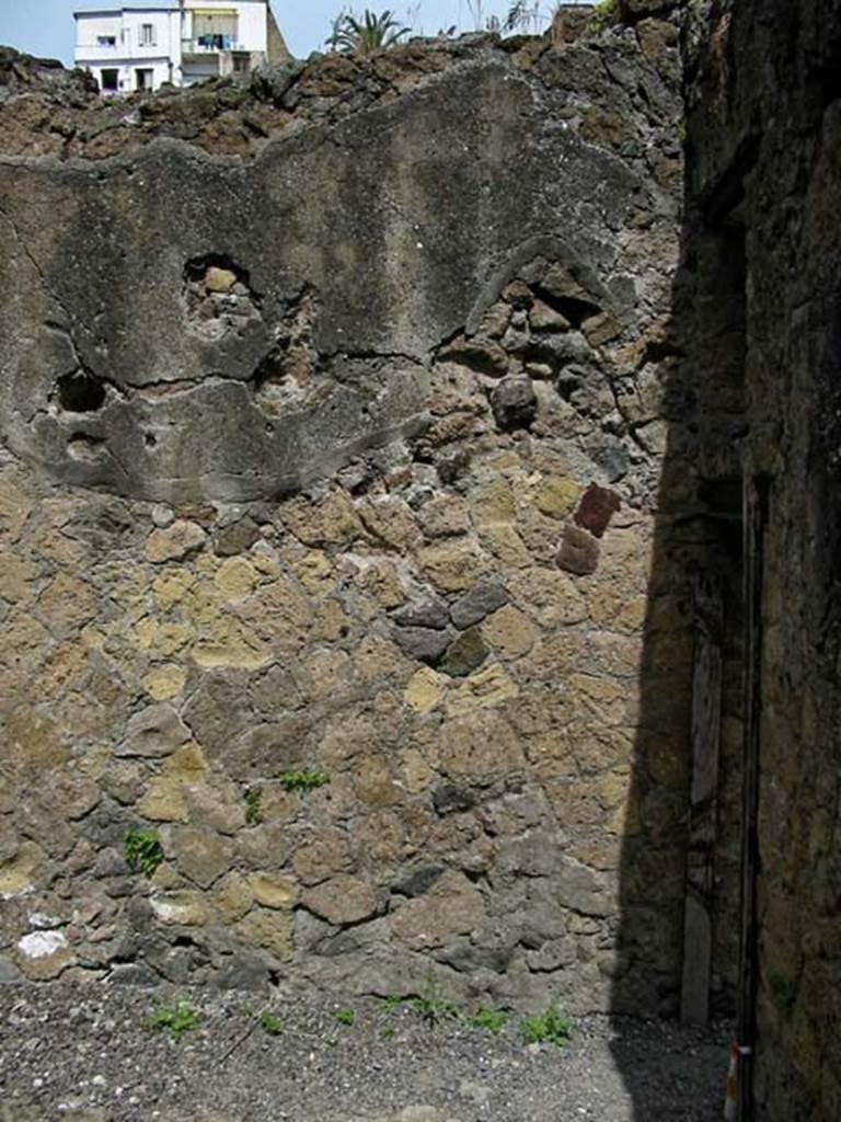 V.28, Herculaneum. May 2003. North wall of corridor, near doorway from frontroom.
Photo courtesy of Nicolas Monteix.
