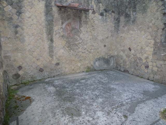 V. 30, Herculaneum. Room 2. Architectural scene with figure from west wall..
Now in Naples Archaeological Museum. Inventory number 8578.

