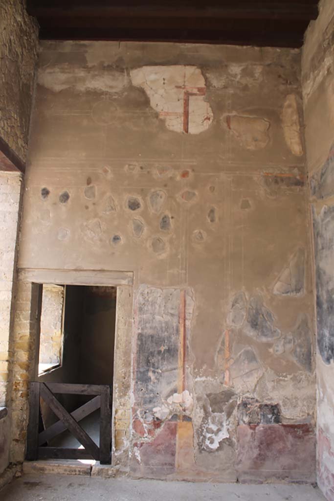 V.35 Herculaneum. March 2014. Doorway to room 6, the garden diaeta, in the south wall of Ala 10.
Foto Annette Haug, ERC Grant 681269 DÉCOR
