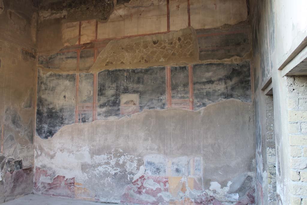 V.35 Herculaneum. March 2014. Ala 10, looking towards west wall, and north wall with two doorways, on right.
Foto Annette Haug, ERC Grant 681269 DÉCOR

