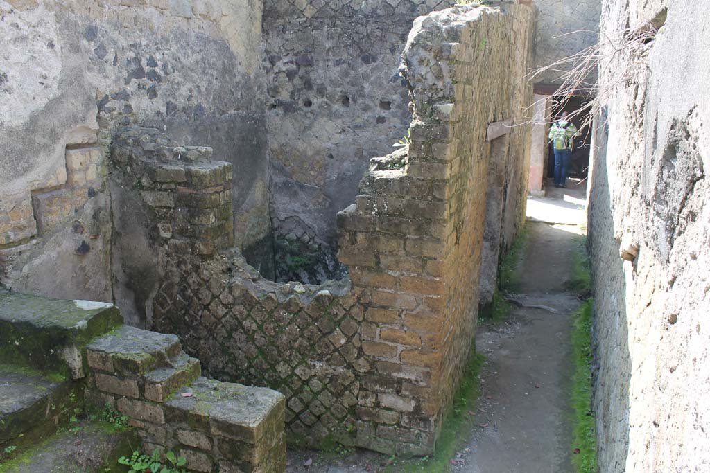 V.35 Herculaneum. March 2014. Looking south from kitchen 9 along corridor 8, on right.
Foto Annette Haug, ERC Grant 681269 DÉCOR

