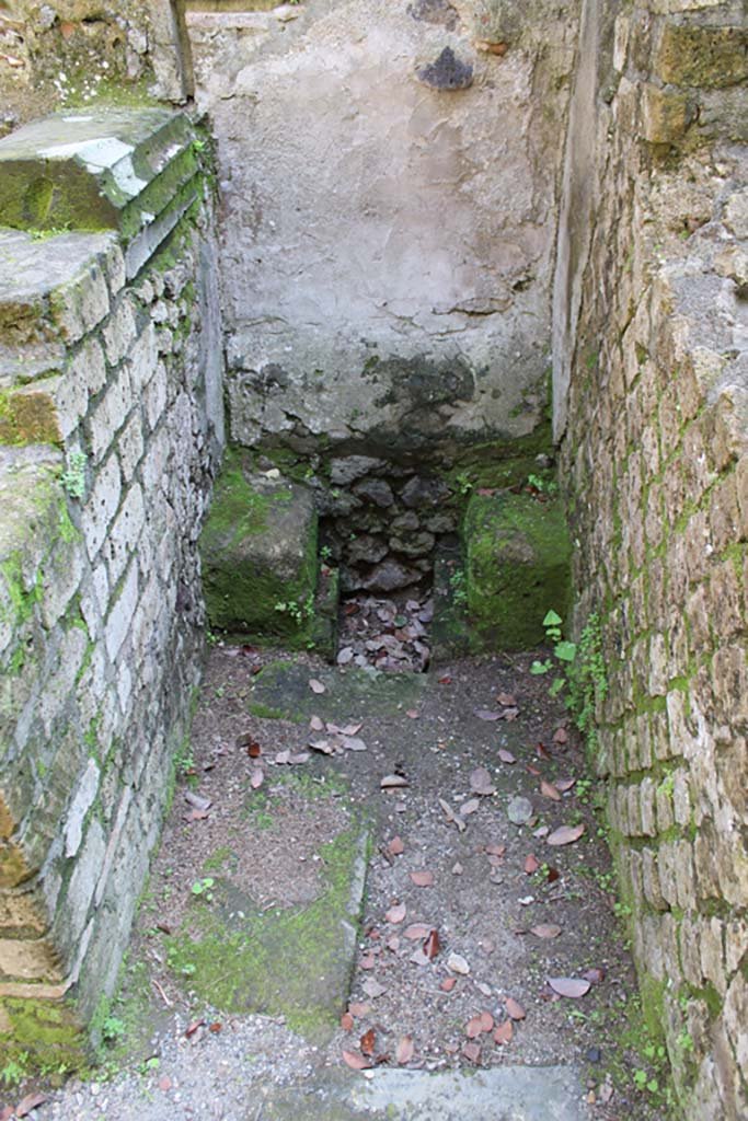 V.35 Herculaneum. March 2014. Latrine in kitchen 9.
Foto Annette Haug, ERC Grant 681269 DÉCOR

