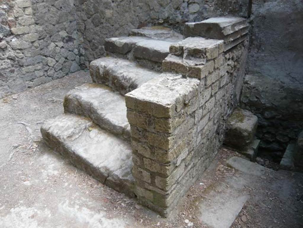 V.35 Herculaneum. August 2013. Kitchen 9, latrine and steps to upper floor. Photo courtesy of Buzz Ferebee.