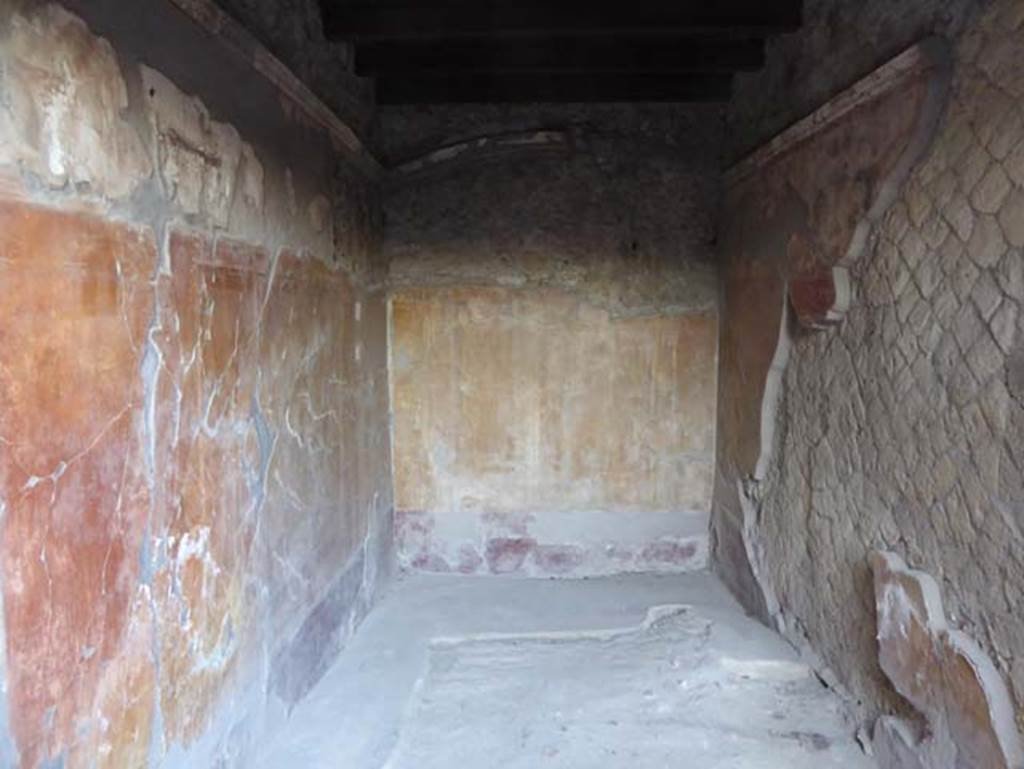 V. 35, Herculaneum, September 2015. Exedra 4, looking towards north wall. Photo courtesy of Michael Binns.