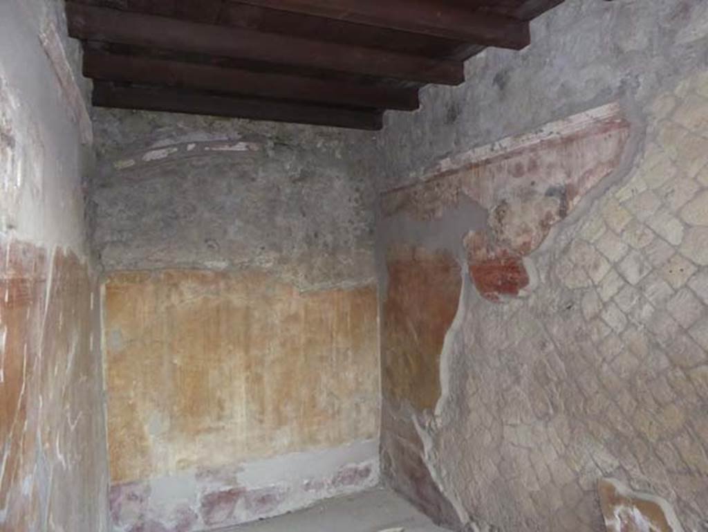 V. 35, Herculaneum, September 2015. Exedra 4, looking towards north wall and north-east corner.  Photo courtesy of Michael Binns.
