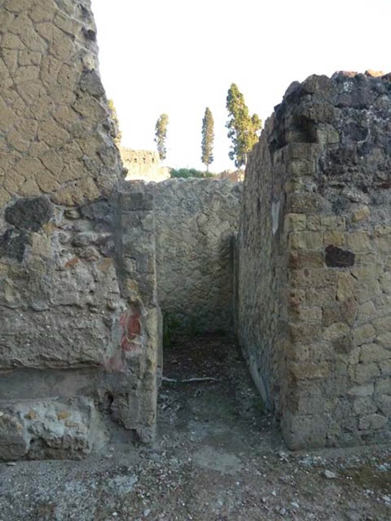 Ins. V 35, Herculaneum, September 2015. Doorway to oecus 2, in east wall of triclinium 1.