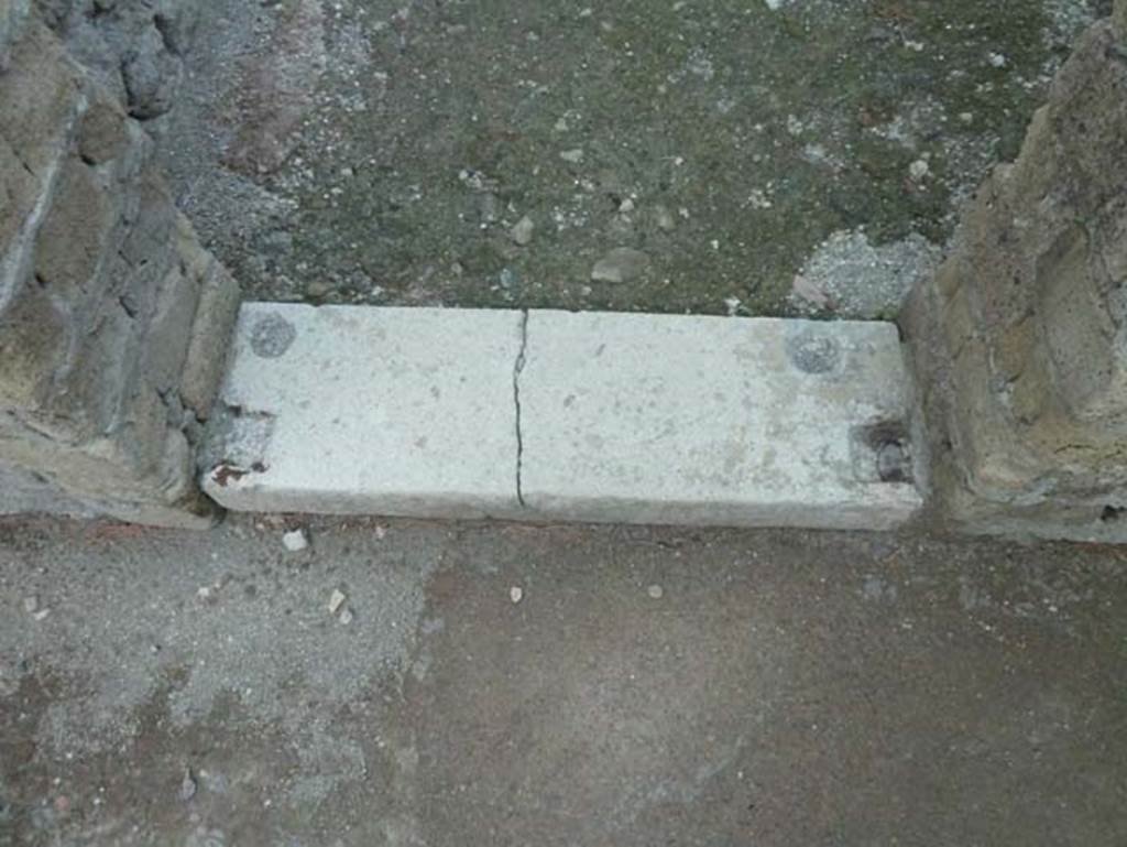 Ins. V 35, Herculaneum, September 2015. Doorway threshold to cubiculum 3.