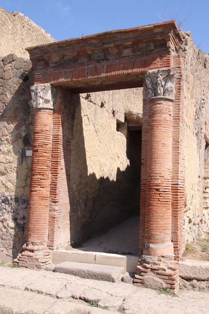 V.35 Herculaneum, September 2019. 
Looking towards entrance doorway, on north side of Decumanus Inferiore.
Photo courtesy of Klaus Heese.
