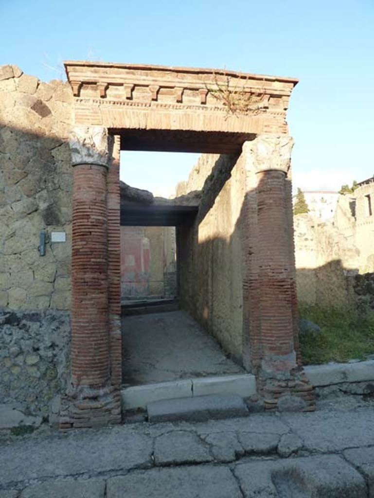 Ins. V 35, Herculaneum, September 2015. Entrance doorway.