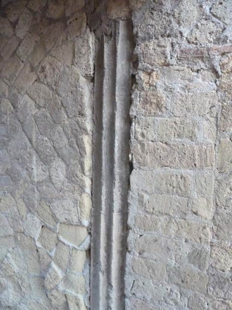 Ins. V 35, Herculaneum, September 2015. Embedded tufa columns in east wall of entrance corridor, or fauces 13.

