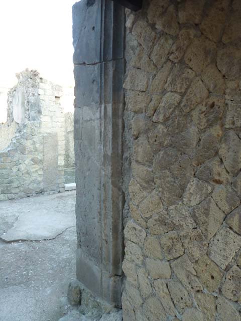 Ins. V 35, Herculaneum, September 2015. Embedded tufa columns in east wall of entrance corridor, or fauces.

