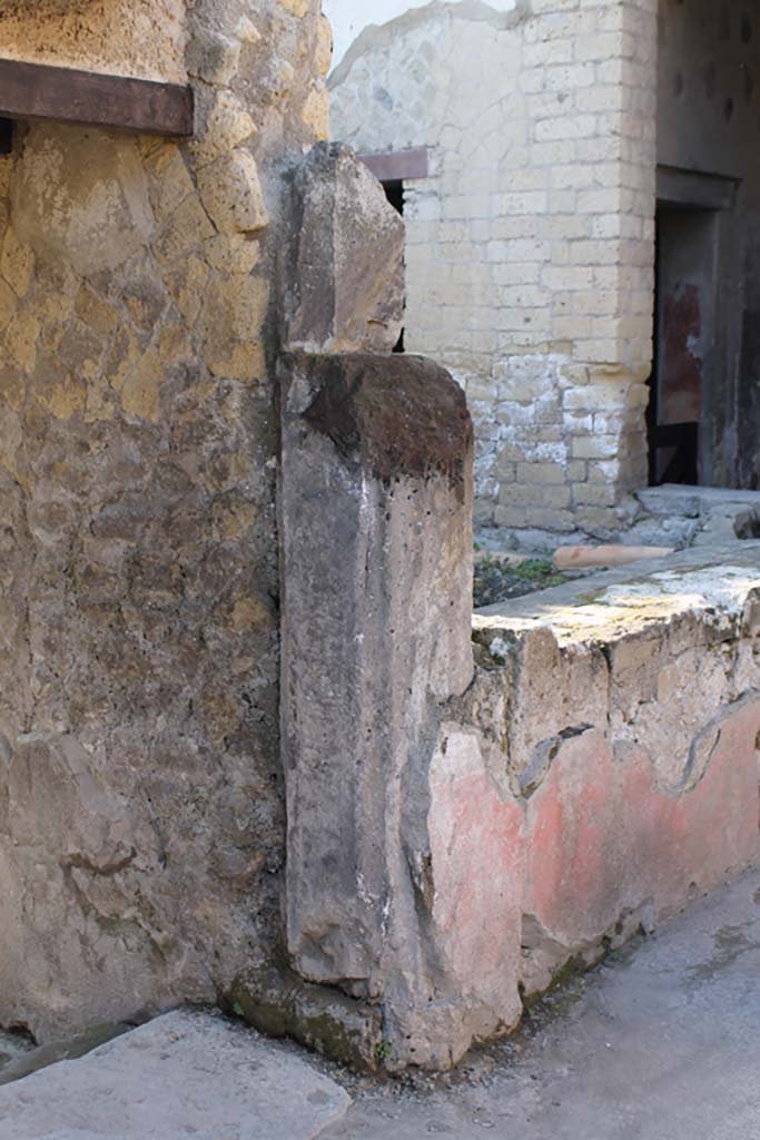 Ins. V 35, Herculaneum, September 2015. Looking south towards the courtyard, on west side of entrance corridor.