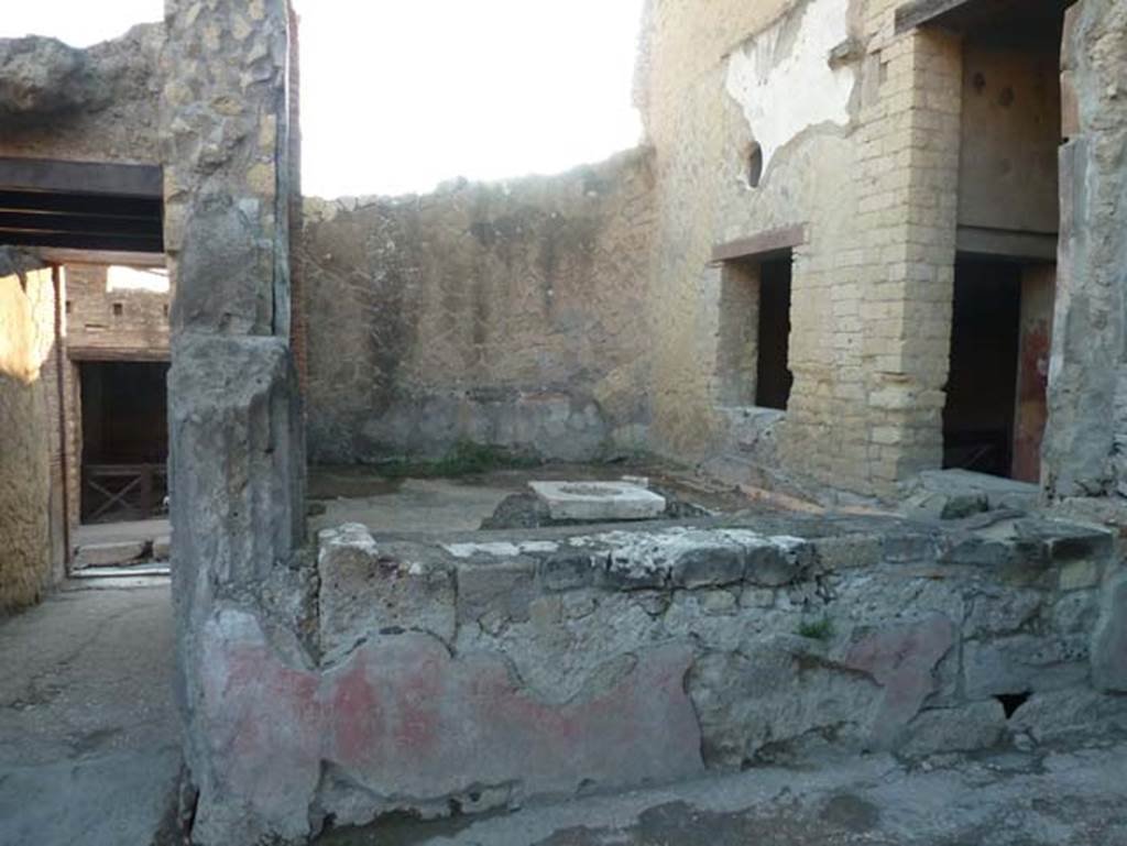 V.35 Herculaneum, September 2015. Looking south towards the courtyard 12, on west side of entrance corridor 13.
According to Maiuri, this small open courtyard to the side of the entrance and on a higher level than the rooms, had the double function of being the atrium to light and air the house, and to collect the rainwater from the roof into the cistern.
