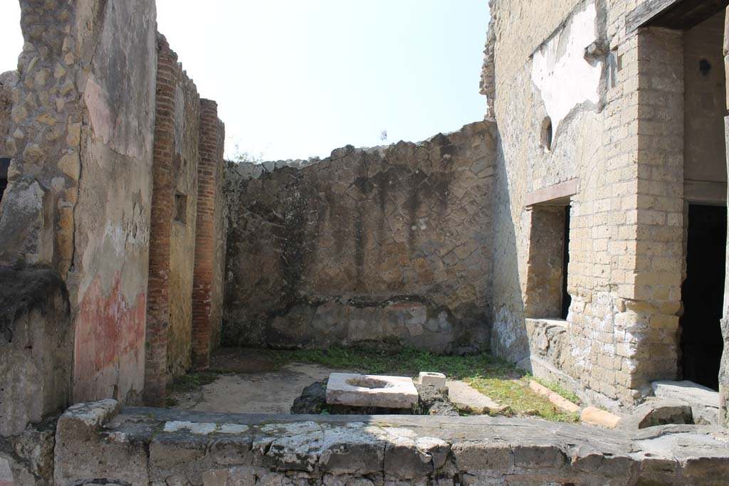 V.35 Herculaneum. March 2014. Courtyard 12, looking south.
Foto Annette Haug, ERC Grant 681269 DÉCOR
