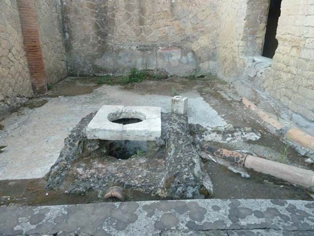 V.35 Herculaneum, September 2015. Courtyard 12, looking south.