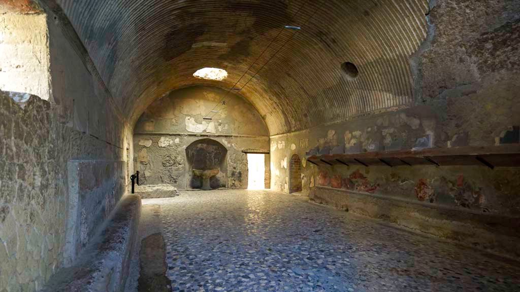 VI.1/7, Herculaneum, August 2021. Looking north across changing room of men’s baths. Photo courtesy of Robert Hanson.
