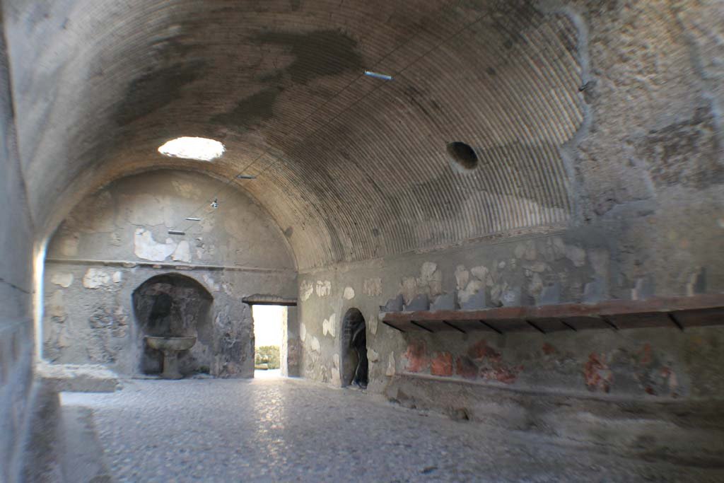 VI.1, Herculaneum, March 2014. Looking north across changing room of men’s baths.
Foto Annette Haug, ERC Grant 681269 DÉCOR
