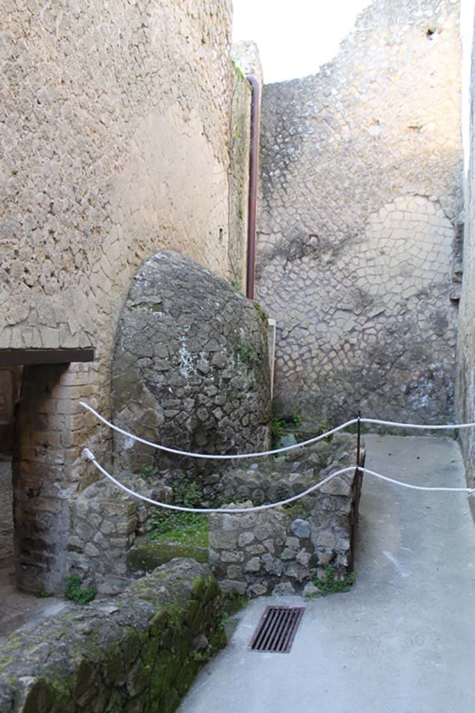 VI.1/7, Herculaneum. March 2014. 
Looking west in rear corridor towards latrine, from doorway into apodyterium, on left.
Foto Annette Haug, ERC Grant 681269 DÉCOR
