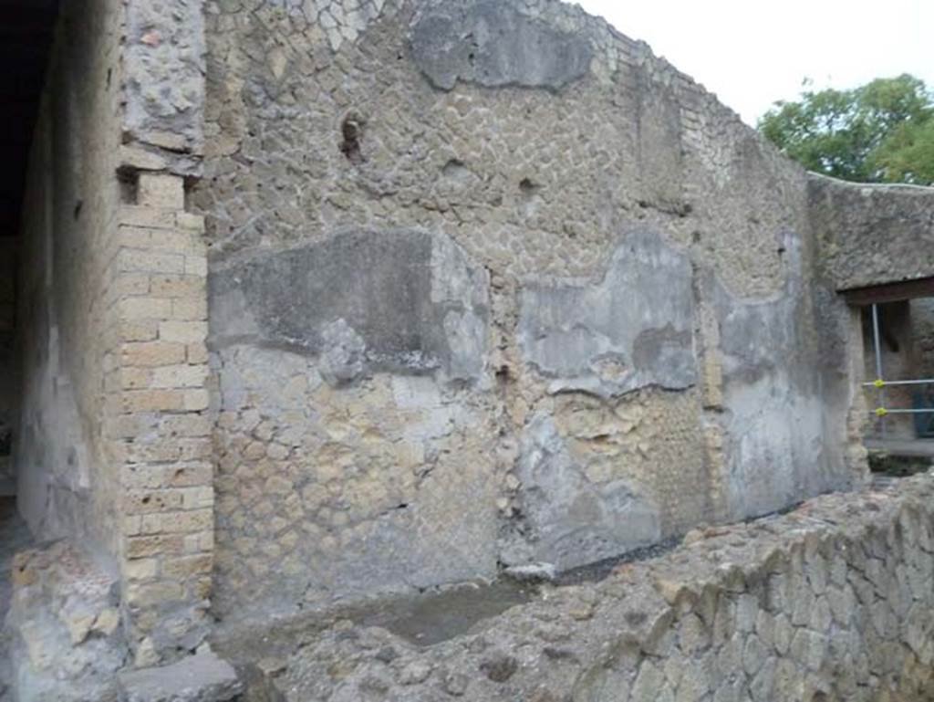 Ins. VI.1/7, Herculaneum, September 2015. Looking towards north wall of corridor to entrance doorway at VI.7, from east portico.