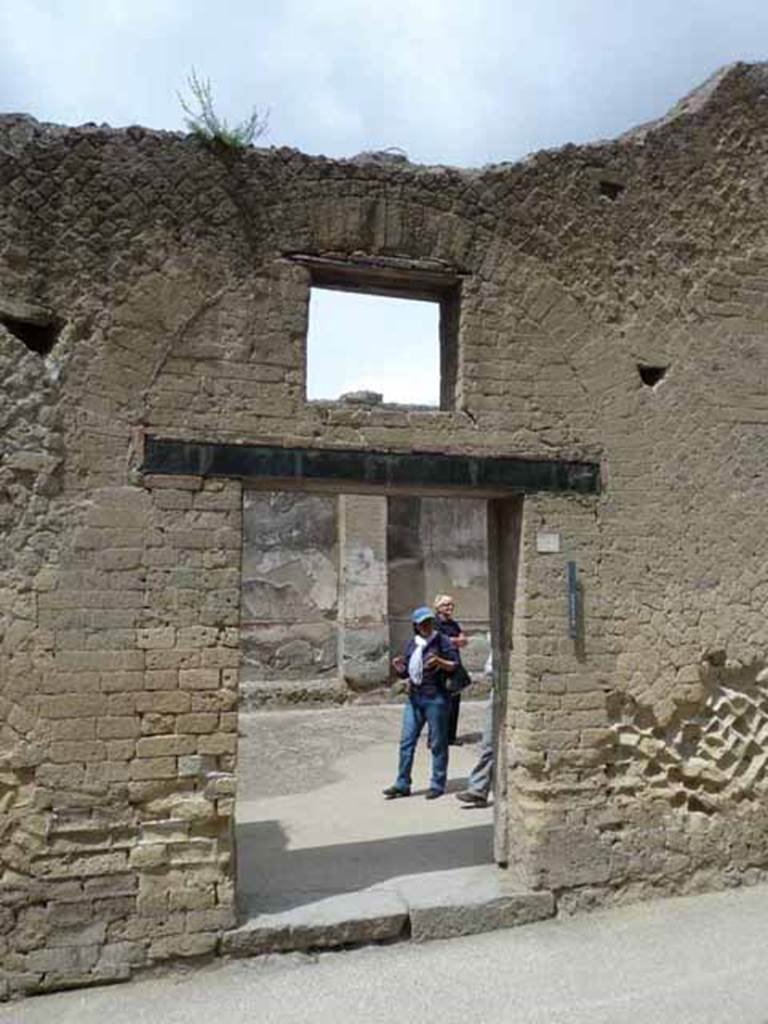 VI.8, Herculaneum. May 2010. Entrance doorway to the women’s baths, looking west.