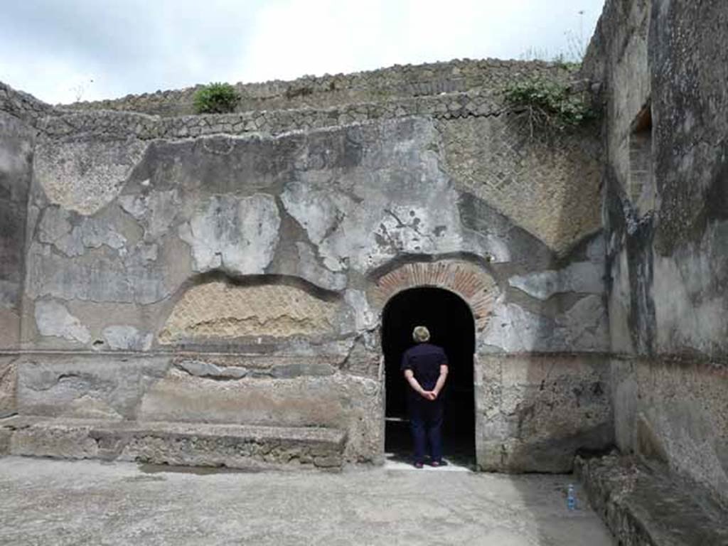 VI.8, Herculaneum. May 2010. North wall of the vestibule, with doorway to changing room or apodyterium of women’s baths.
