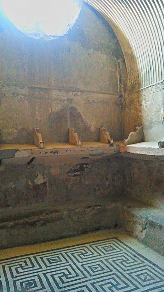 VI.8, Herculaneum. Photo taken between October 2014 and November 2019.
Looking towards window in south wall and south-west corner of tepidarium. 
Photo courtesy of Giuseppe Ciaramella.
