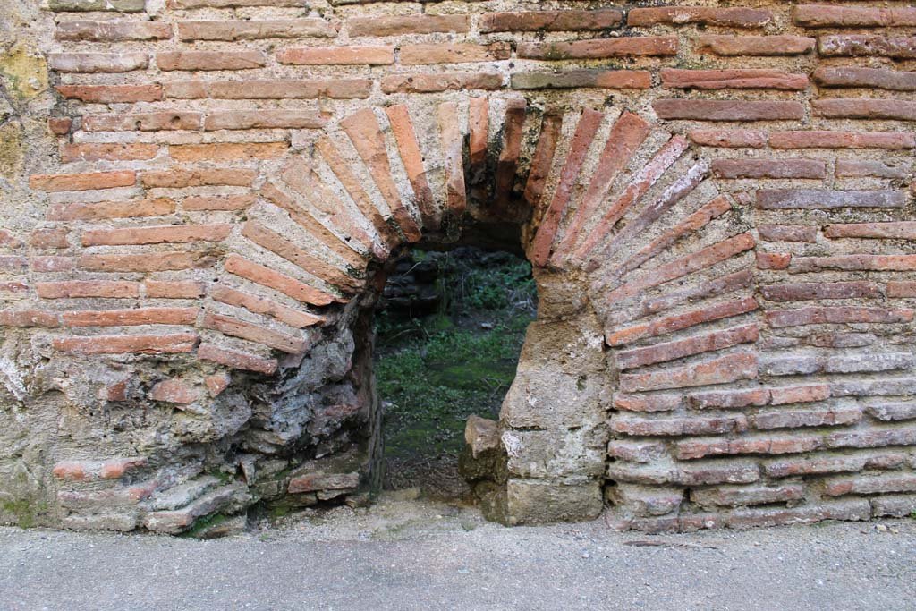VI.10 Herculaneum, March 2014. Praefurnium in south wall of baths rear corridor.
Foto Annette Haug, ERC Grant 681269 DÉCOR
