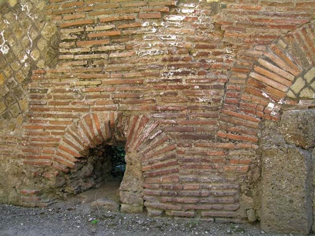 VI.10 Herculaneum, June 2005. Praefurnium in south wall of baths. Photo courtesy of Nicolas Monteix.