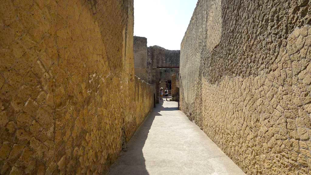 VI.10 Herculaneum. August 2021. Looking east along service corridor towards entrance on Cardo IV. Photo courtesy of Robert Hanson