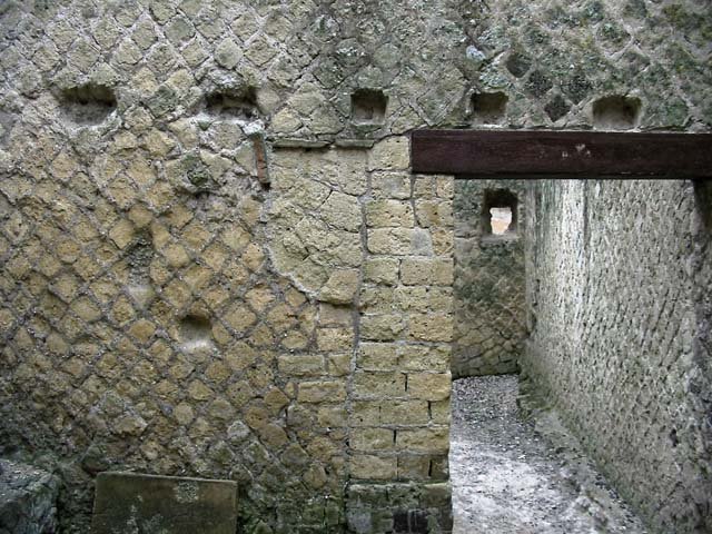 VI.13/11, Herculaneum. May 2004. South wall of rustic storeroom. Photo courtesy of Nicolas Monteix.