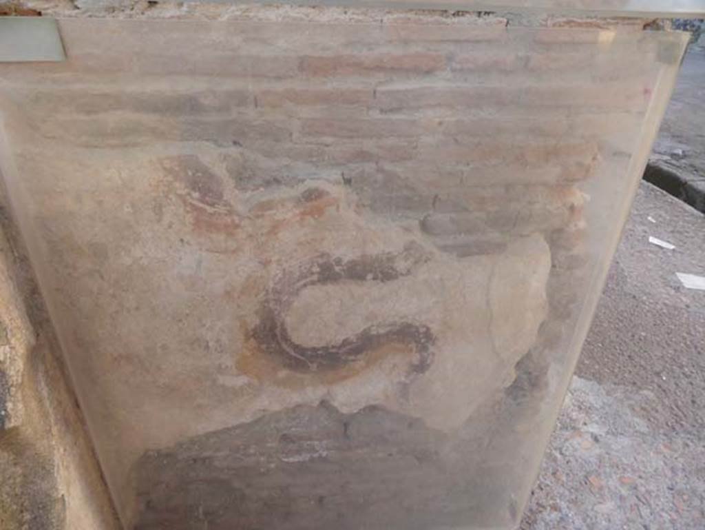 Ins VI, Herculaneum, September 2015. Painted serpent on north side of altar.