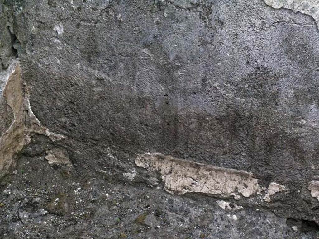 VI.12, Herculaneum. September 2004.  Detail from east end of south wall of rear room. Photo courtesy of Nicolas Monteix.