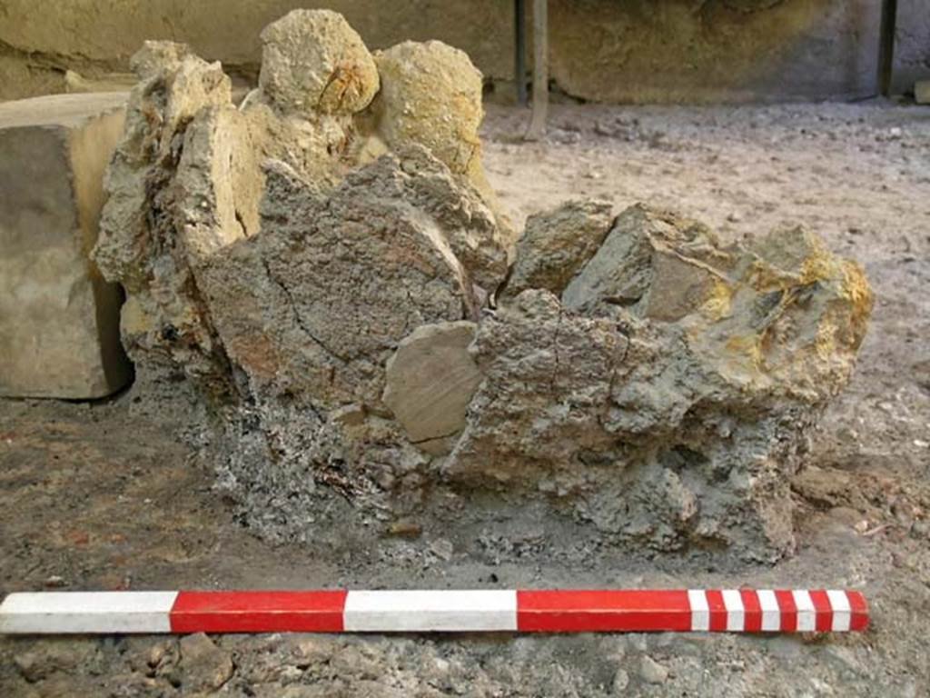 VI.12 Herculaneum. September 2004. Close-up detail of crucible/melting pot. 
Photo courtesy of Nicolas Monteix.

