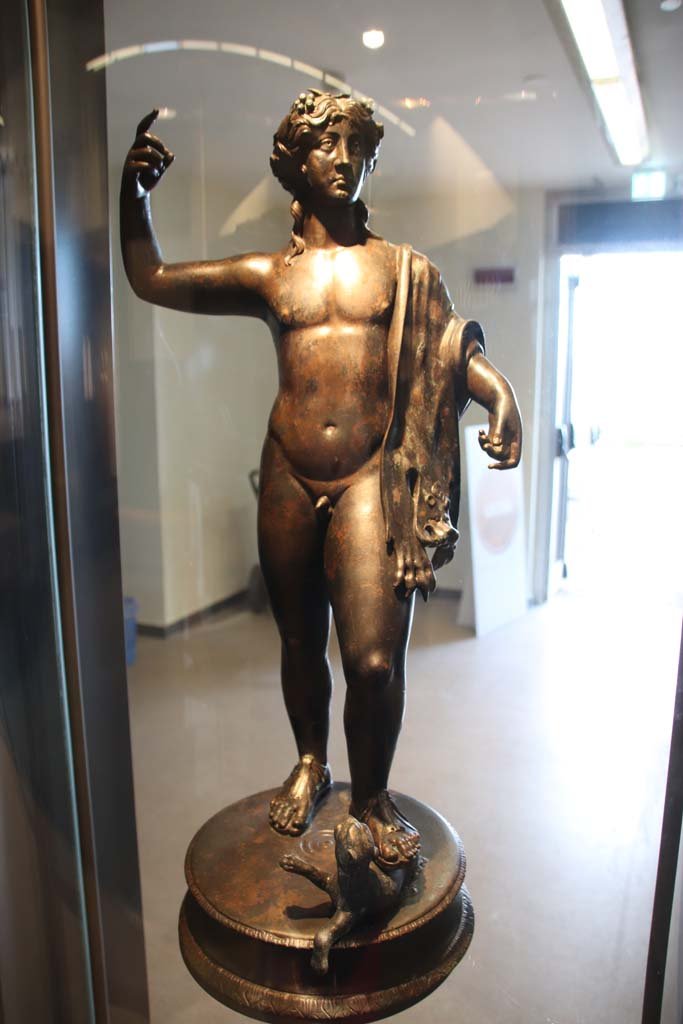 VI.12 Herculaneum. October 2020.  
Bronze statuette of Bacchus with decoration of gold, silver and copper, also found awaiting repair in this metal worker’s workshop. 
Photo courtesy of Klaus Heese.
