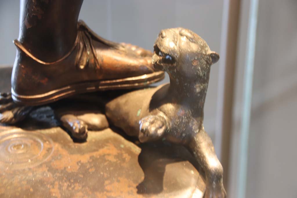 VI.12 Herculaneum. October 2020. 
Detail of sandal/foot of bronze statue of Bacchus and panther. On display in Antiquarium. Photo courtesy of Klaus Heese.
