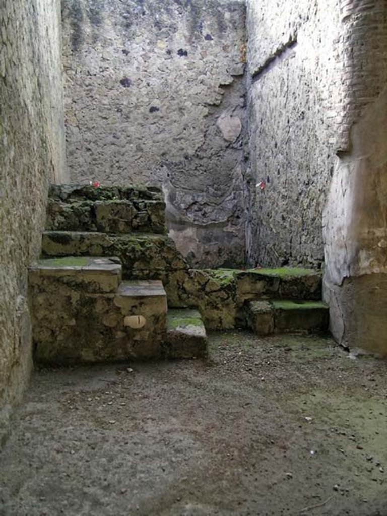 VI.12, Herculaneum. Not dated. Detail of stairs to upper floor.  Photo courtesy of Nicolas Monteix.
