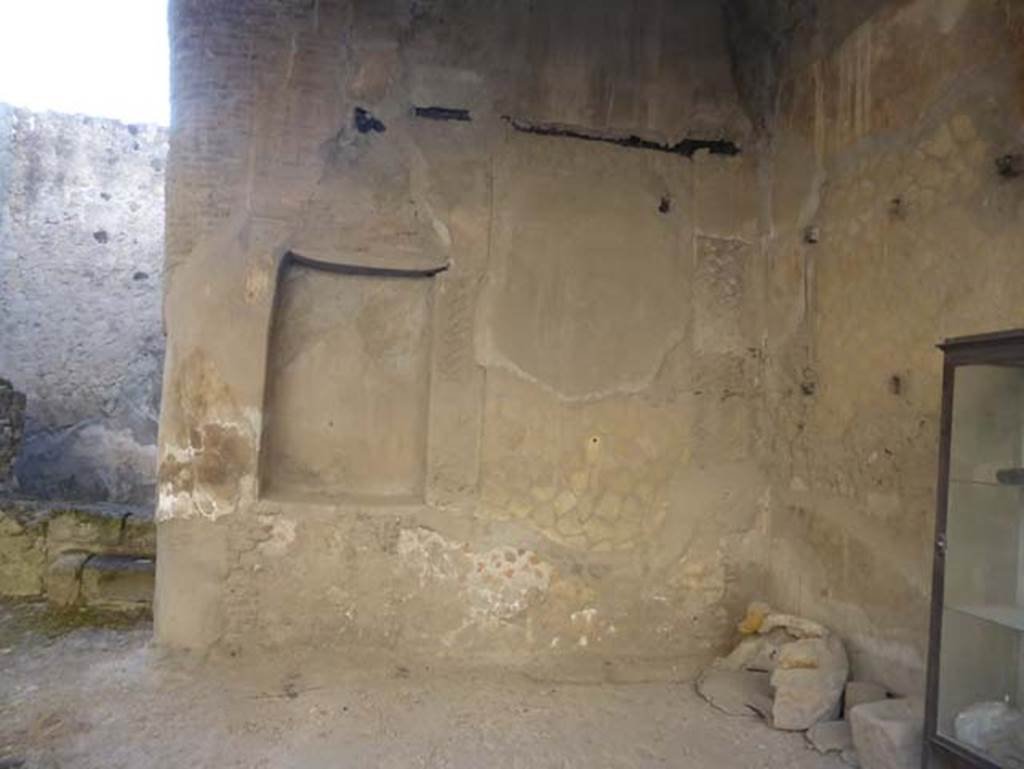 VI.12 Herculaneum, September 2015. 
Looking towards south wall of shop-room, with niche/recess and blocked doorway to atrium of VI.13.
