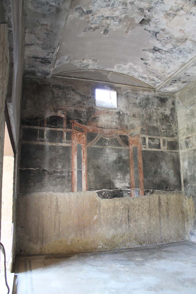 VI.13 Herculaneum, March 2014. “Salone nero”, south wall with window.
Foto Annette Haug, ERC Grant 681269 DÉCOR.
