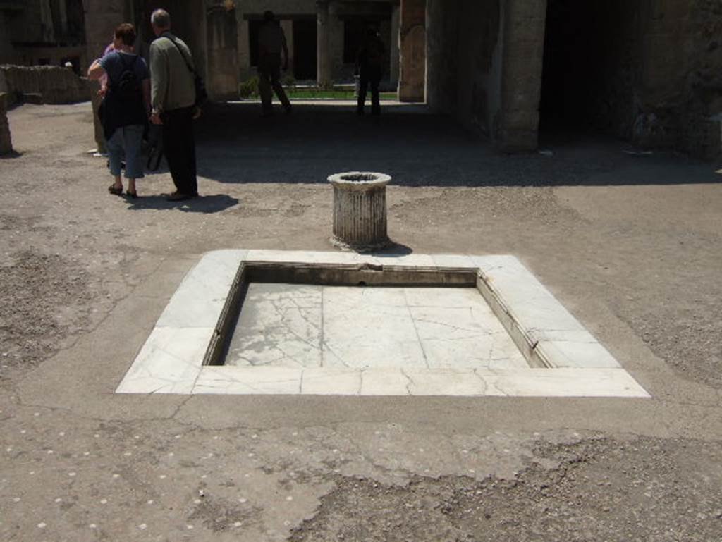 Ins.VI.13, Herculaneum, May 2006. Looking south across marble impluvium in atrium. 