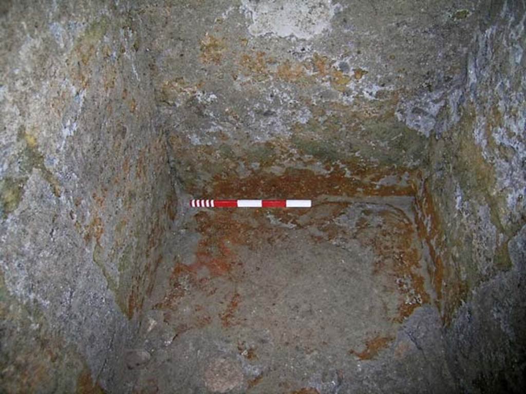 VI.15, Herculaneum. September 2004. Rectangular pit in centre of shop, looking west. Photo courtesy of Nicolas Monteix.