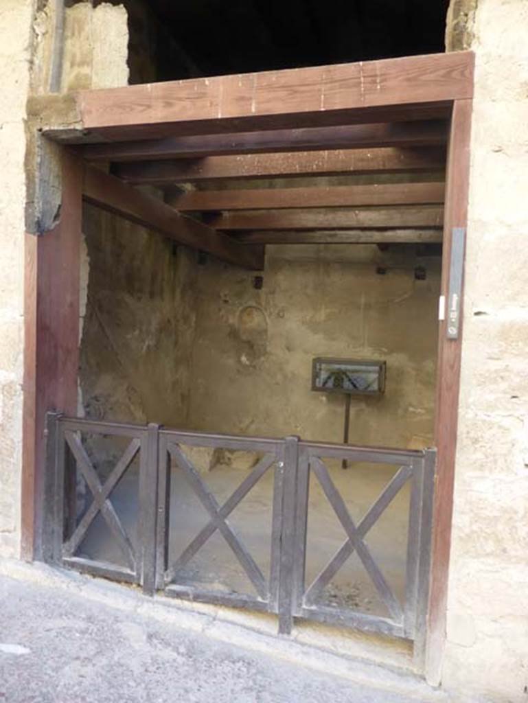 Ins. VI 15 Herculaneum, September 2015. Entrance doorway.