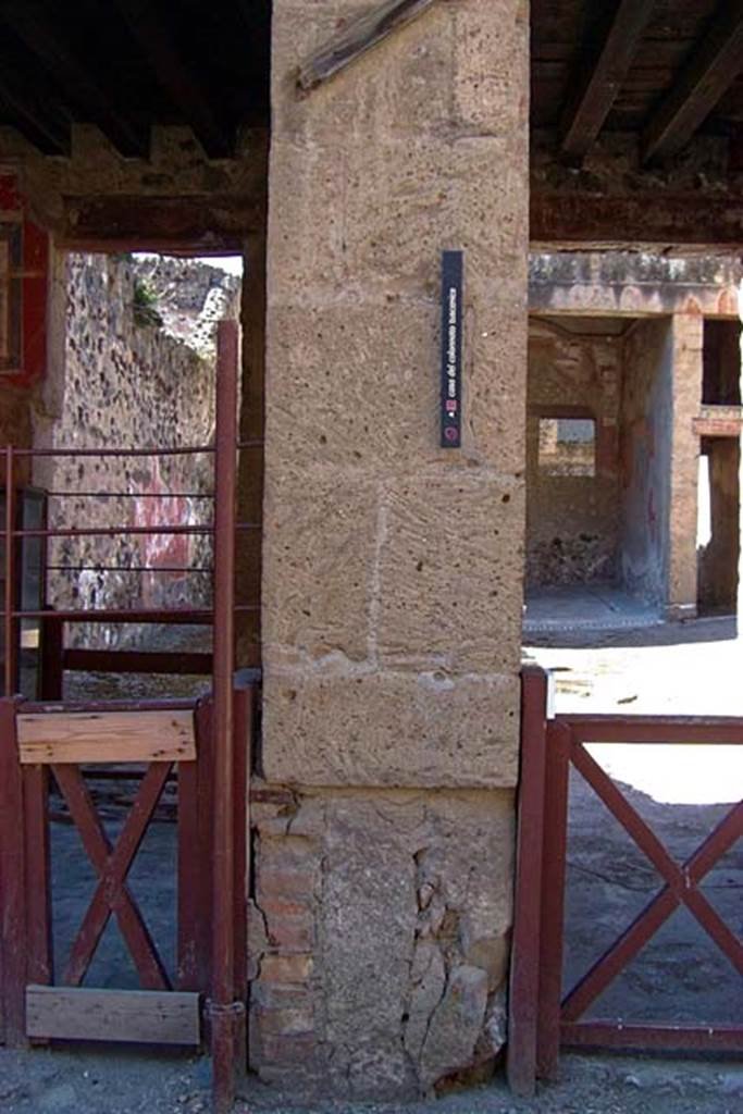 VI.16, on left and VI.17, on right, Herculaneum. July 2003.  
Pilaster between the two doorways. Photo courtesy of Nicolas Monteix.

