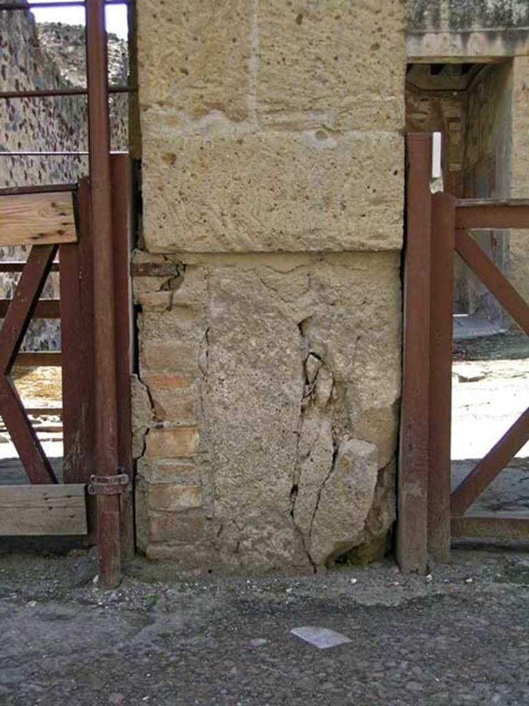 VI.16, on left and VI.17, on right, Herculaneum. May 2004.   
Detail of lower portion of pilaster between the two doorways. Photo courtesy of Nicolas Monteix.

