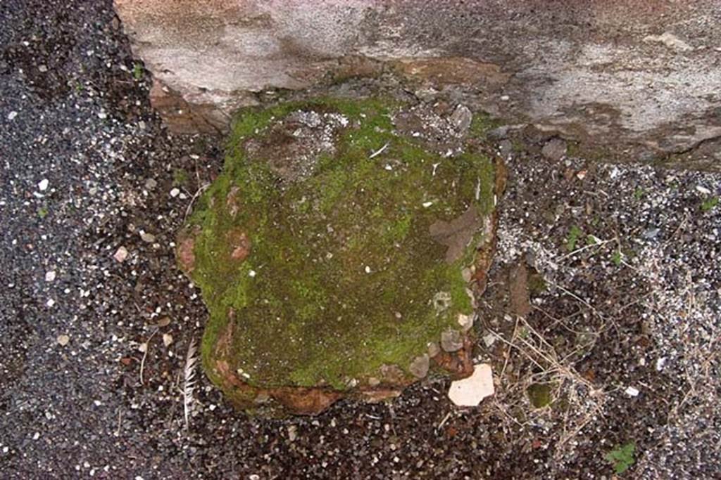 VI.17, Herculaneum. February 2003. Structure against north wall in area 9. Photo courtesy of Nicolas Monteix.