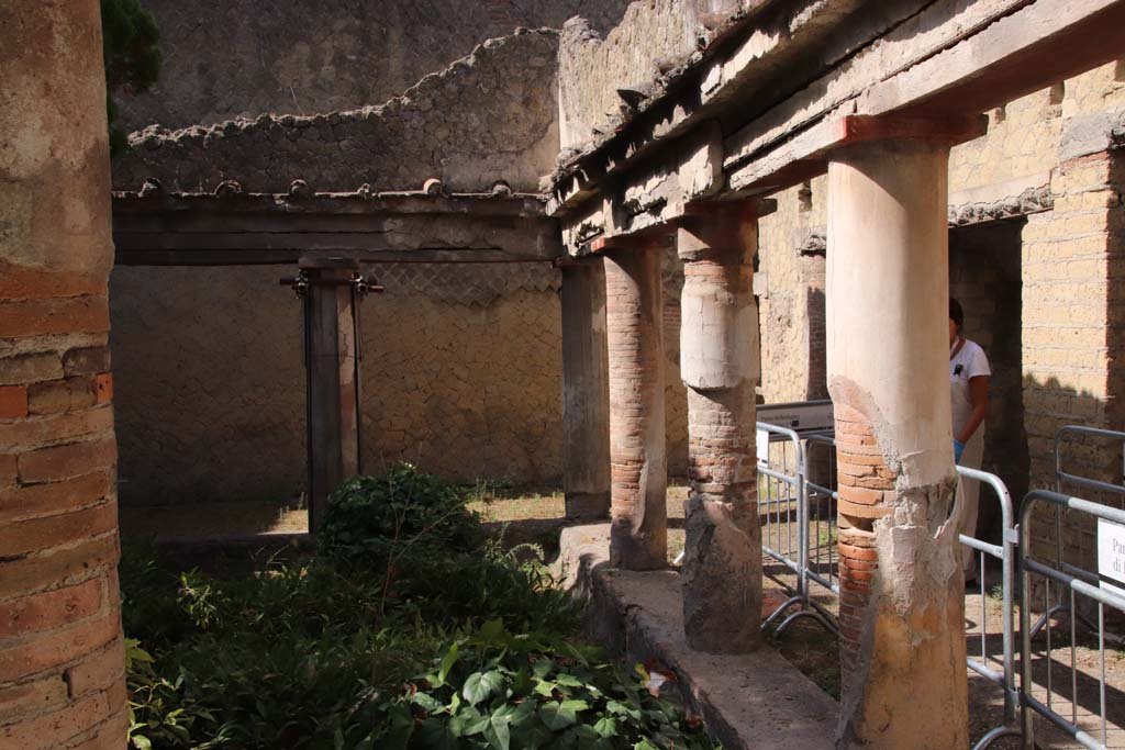 VI.17 Herculaneum. September 2019. Looking south towards south-west corner of peristyle.
Photo courtesy of Klaus Heese.
